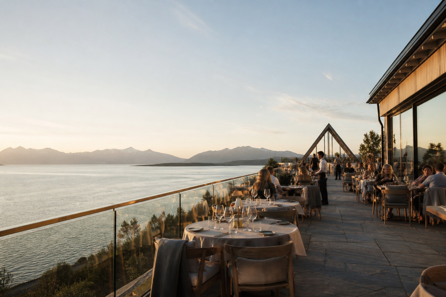 Terrasserestaurant i varmt, nordisk kveldslys